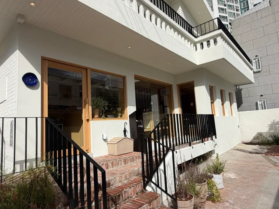Wide shot of the Extra Mile restaurant