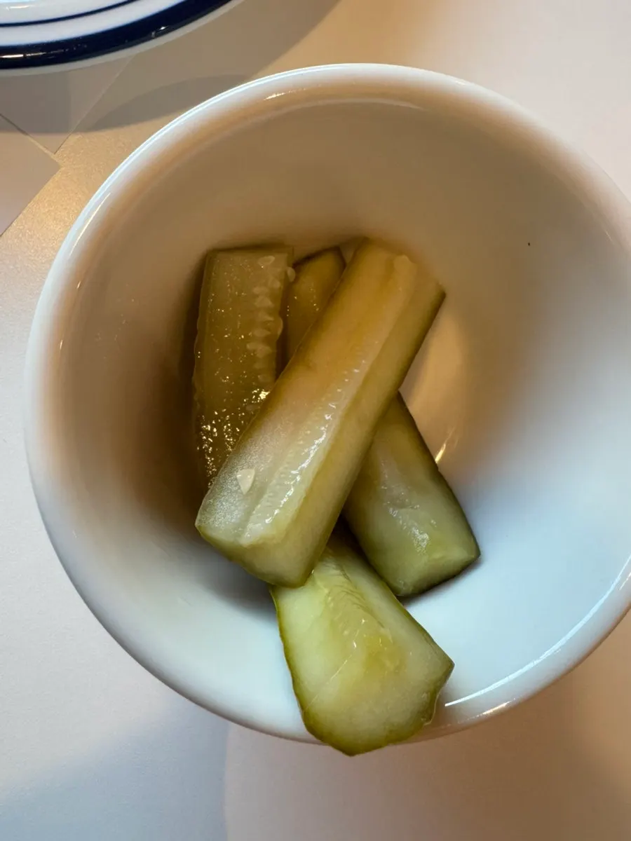 셀프바에서 담아온 피클 한 접시
