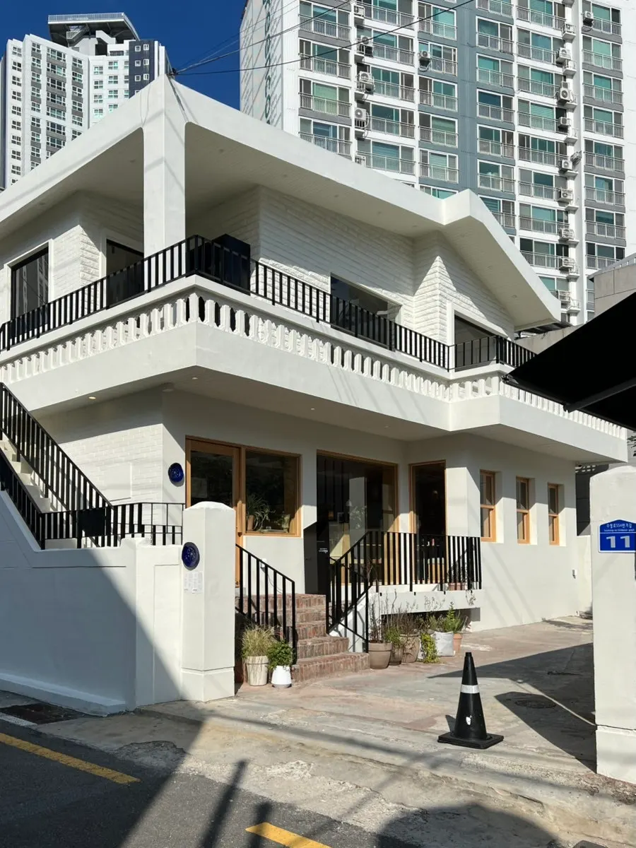 Extra Mile's exterior in the alley between Gwangan Station and Gwangalli Beach