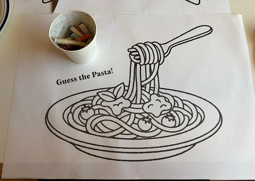 テーブルの上に用意された塗り絵の図案