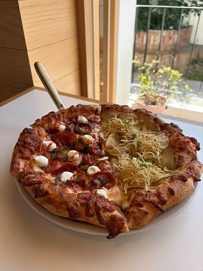 ホットハニーペパロニとポテトのハーフ&ハーフピザ