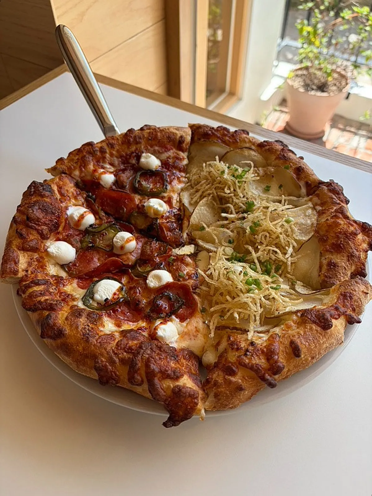 二つの味が一目でわかるエクストラマイルのハーフ&ハーフピザ