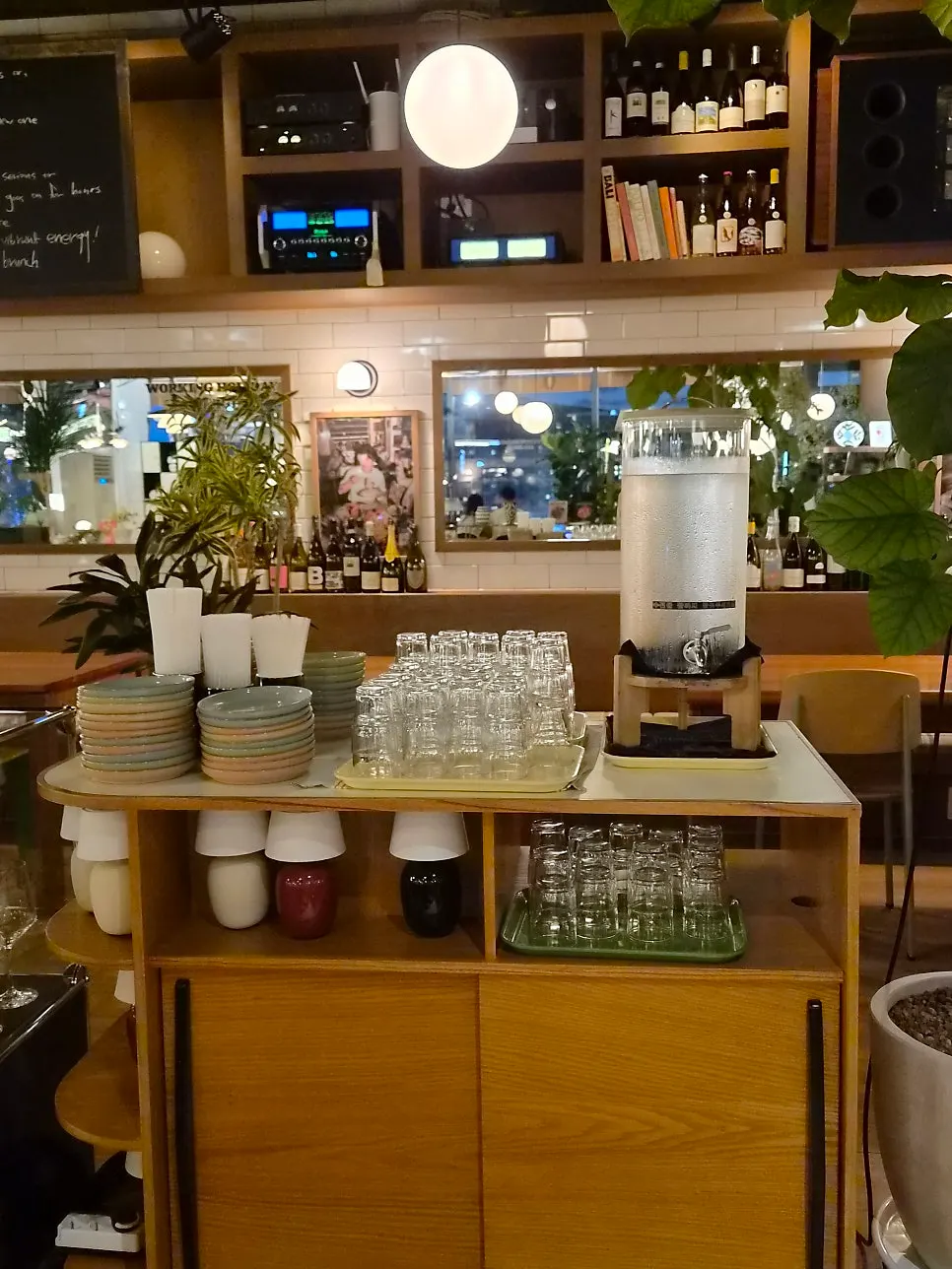 Neat open kitchen and self-service bar