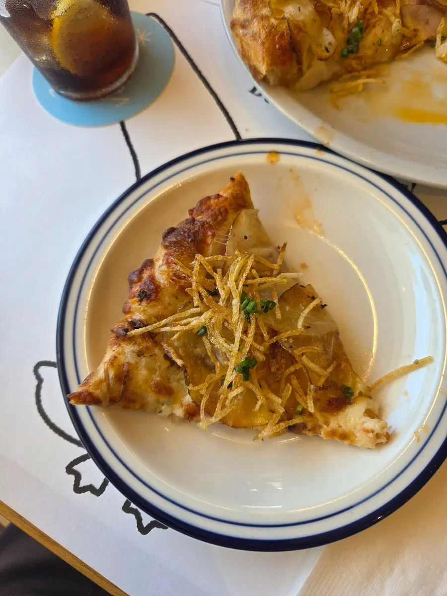 Whole half-and-half pizza baked on low-temperature fermented dough