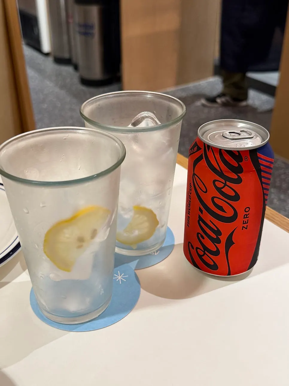 Zero-sugar cola with an ice-filled glass