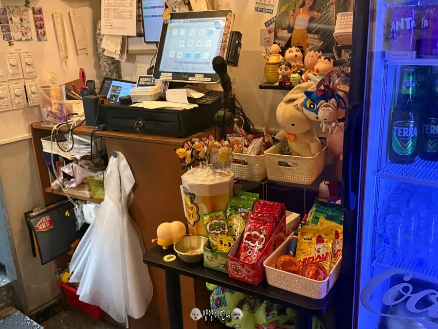 カウンター横の駄菓子陳列棚