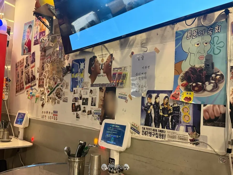 ベビーカーに乗った犬と居酒屋の座席