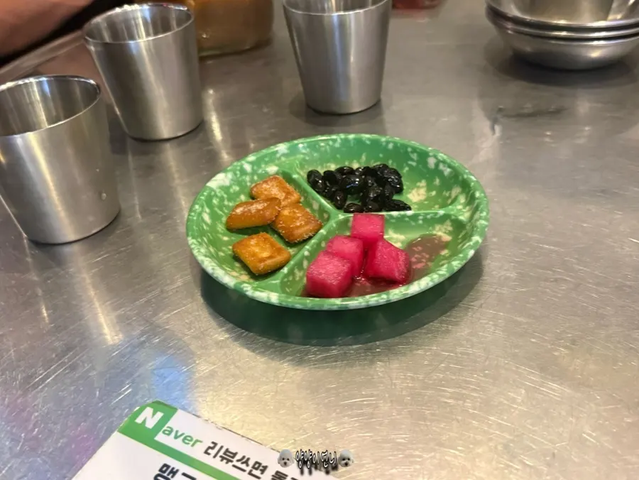 コインで交換したケドリのお菓子と基本のおかず