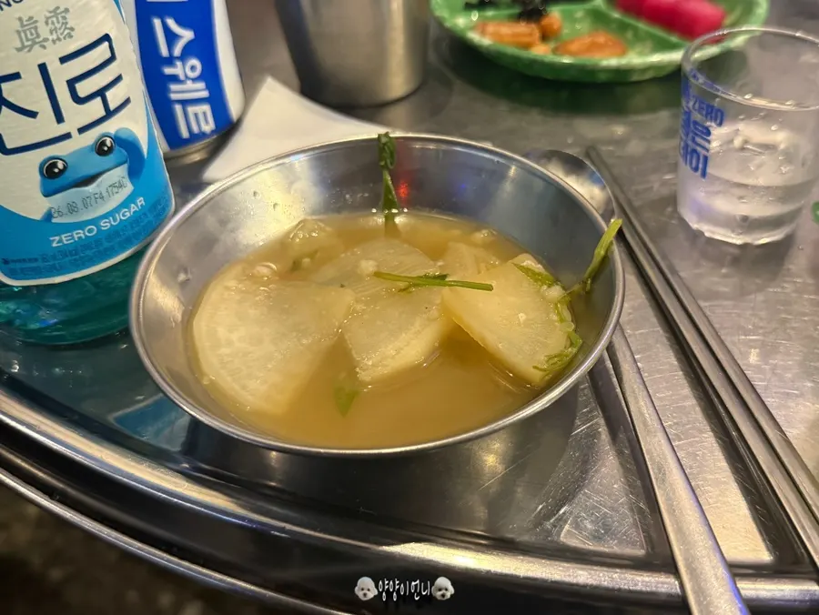 スープを含んだ冬太タンの大根の一皿
