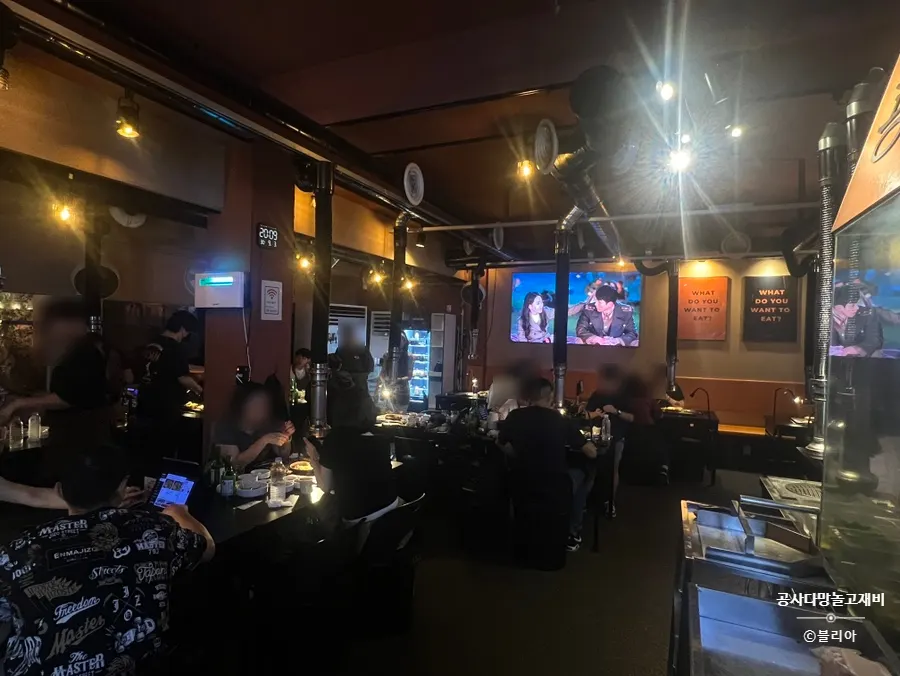 Interior de Gwangan-mok con iluminación tenue