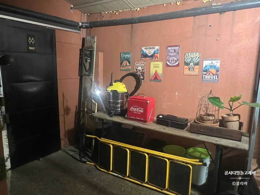 Zona de espera exterior con ambiente tipo camping