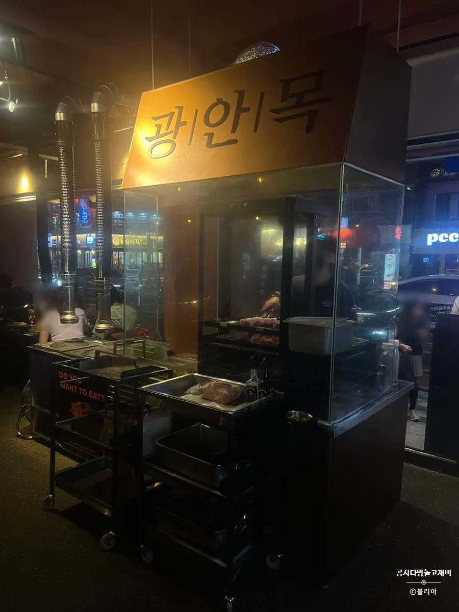 Cerdo pre-asándose en la parrilla asado
