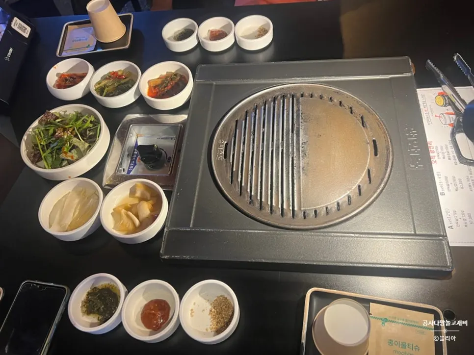Mesa básica de Gwangan-mok con acompañamientos para la carne