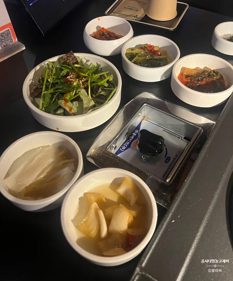 Kimchi fresco con minari como acompañamiento