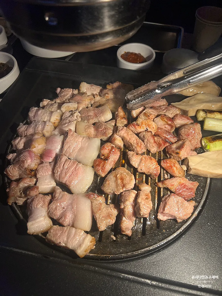 Cebolleta y setas asándose en la parrilla