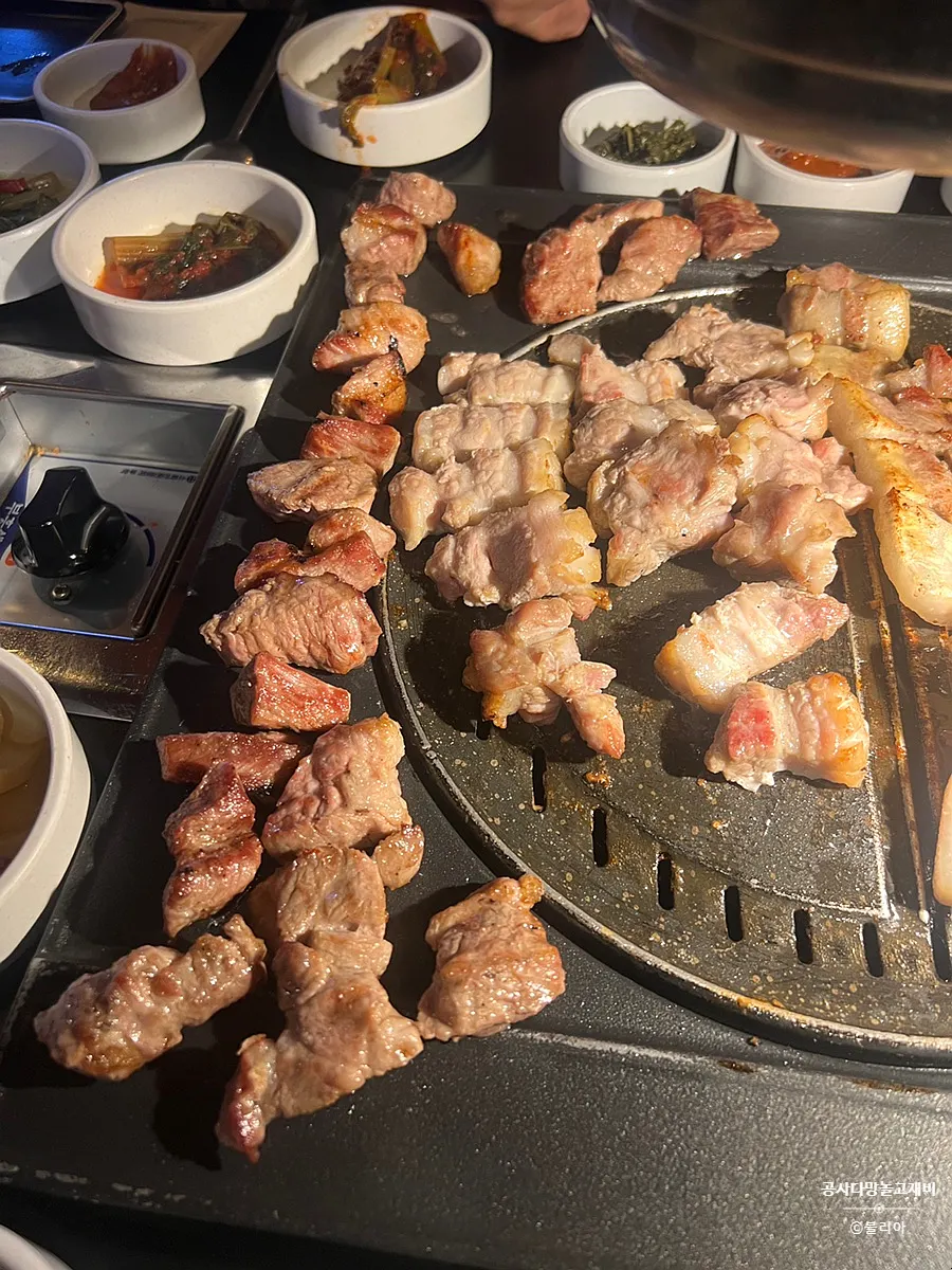 Verduras con mantequilla y carne en la parrilla