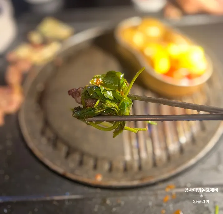 Plato de acompañamientos junto a la carne