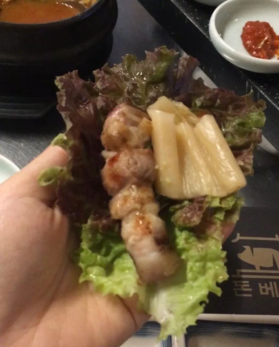 밑반찬과 고기 한 상
