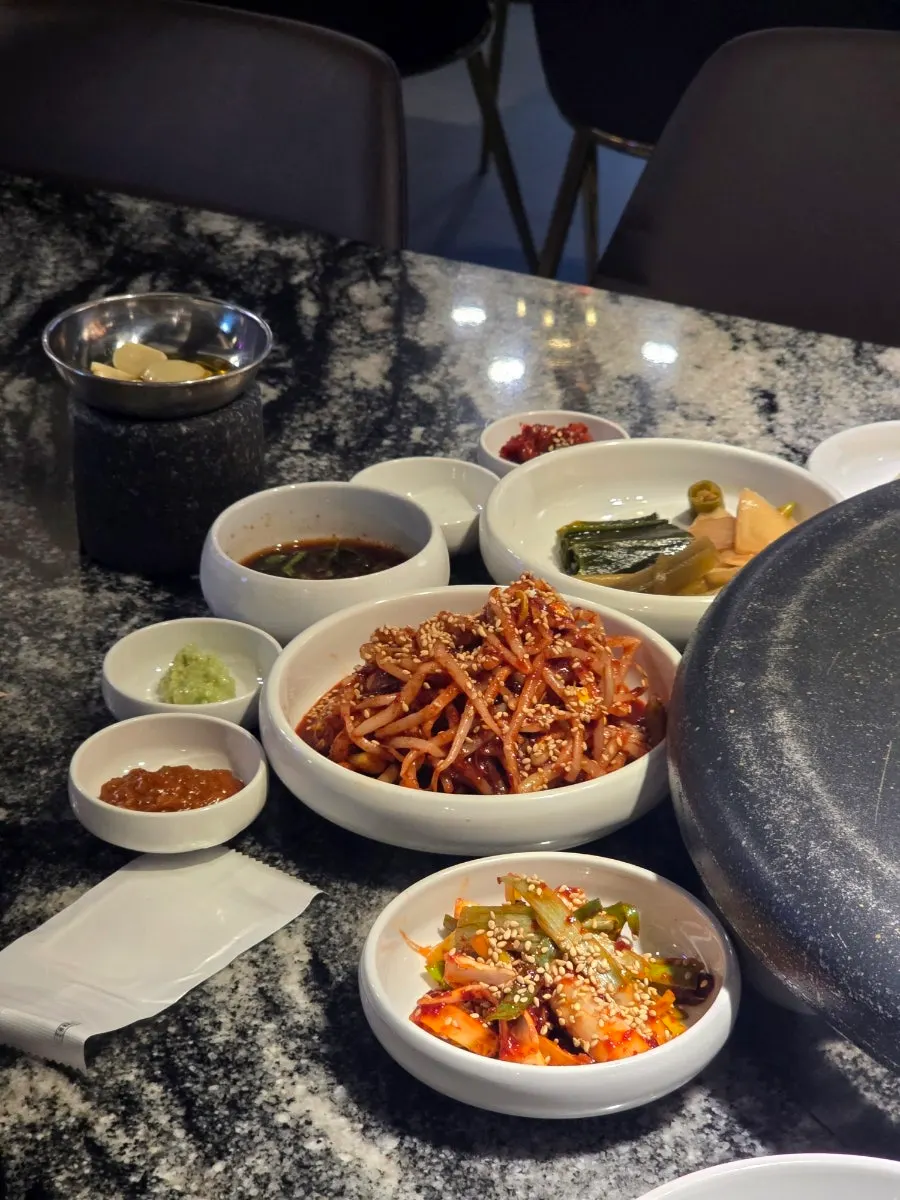 기본 반찬과 고기용 소스 한 상