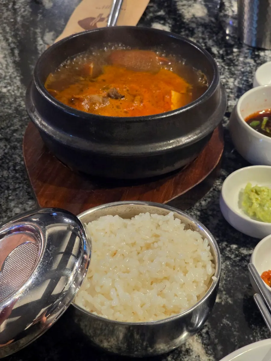 꽉 담긴 공기밥과 게 들어간 된장찌개