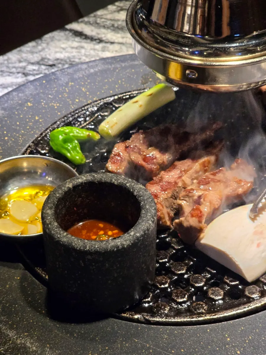직원이 구워주는 숯불 위 고기