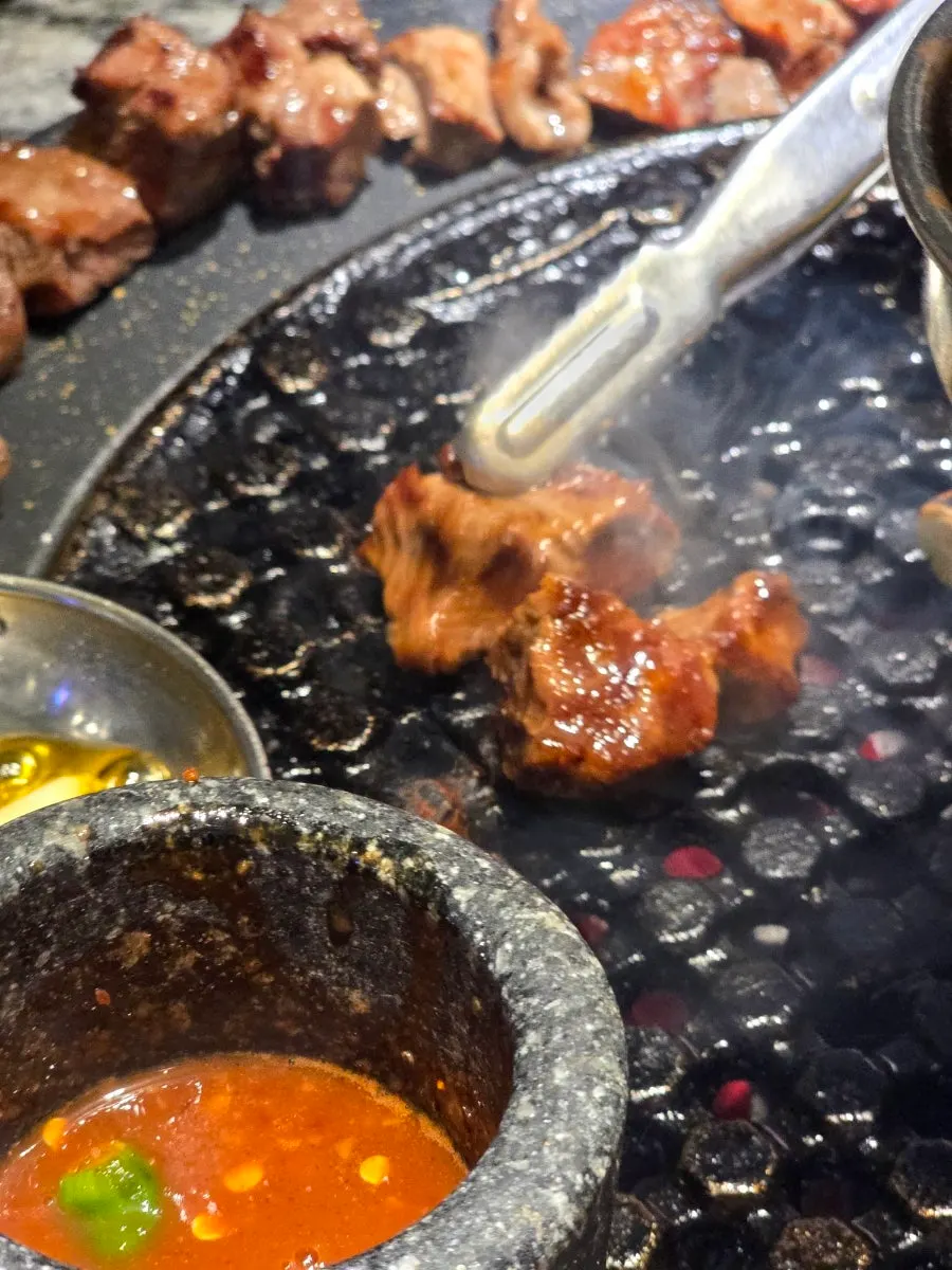 화구 위에 올라간 멜젓 그릇