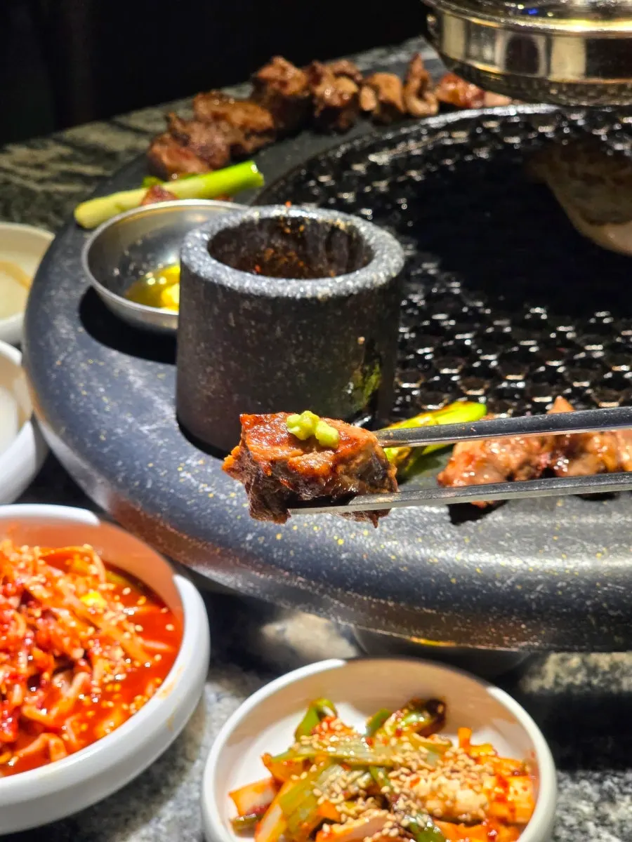 멜젓에 구운 고기에 와사비 올린 한 점