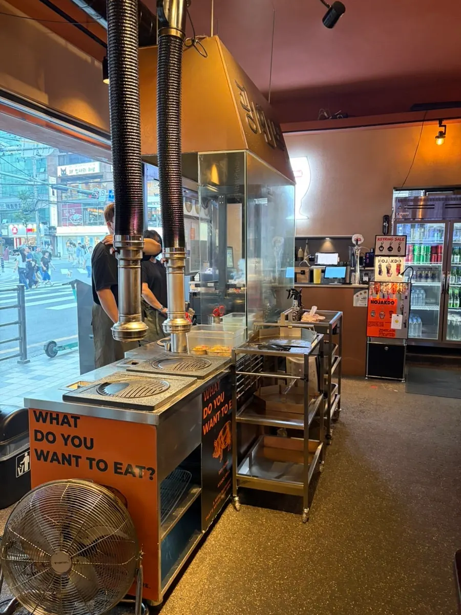 団体席まで備えたクァンアンモクの店内全景
