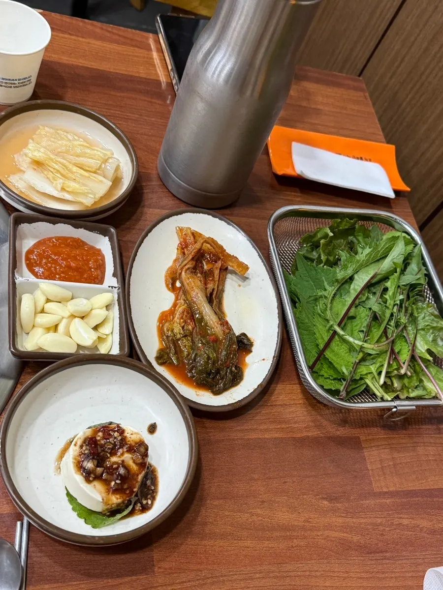 Cooked samgyeopsal enjoyed with side dishes
