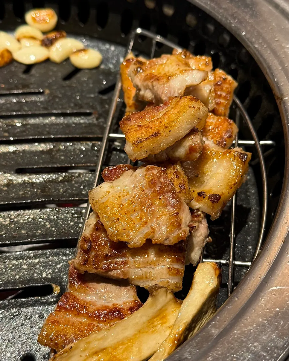 Grilled raw ribs cut into bite-sized pieces