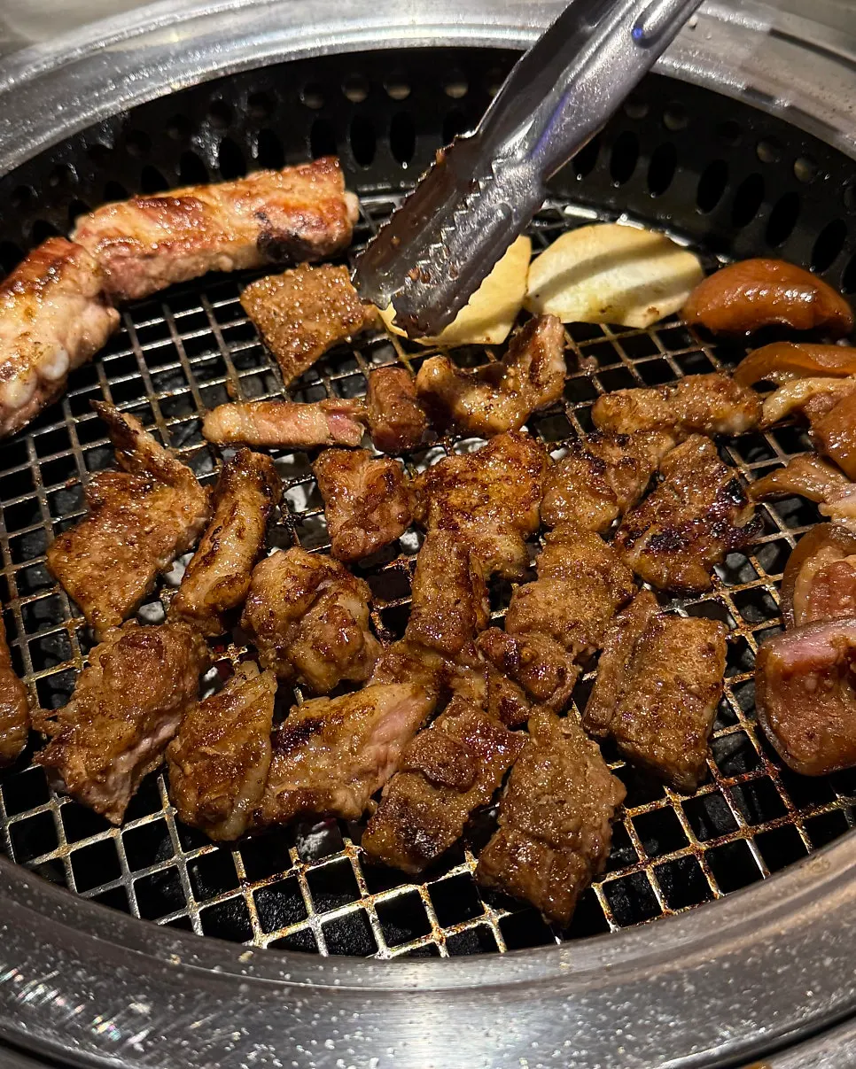 Well-grilled seasoned ribs and tail-bone ribs over charcoal