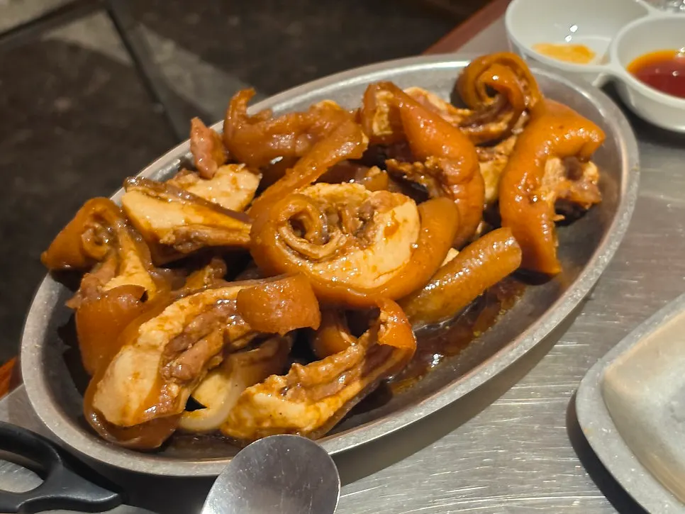 뼈를 발라내 나온 해안숯불갈비 돼지꼬리구이