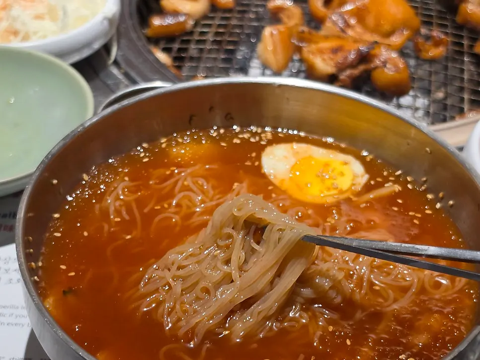 젓가락으로 들어올린 밀면 면발