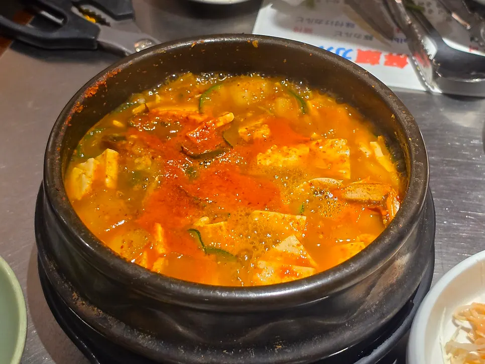 뚝배기에 나온 된장찌개와 공깃밥