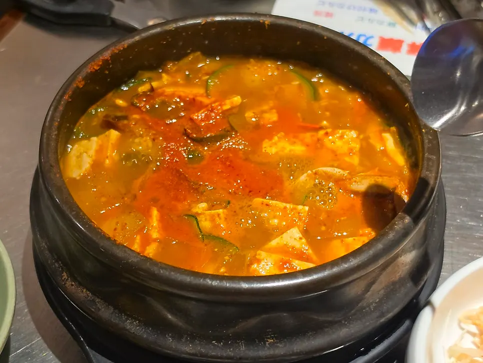 두부와 야채가 들어간 뚝배기 된장찌개