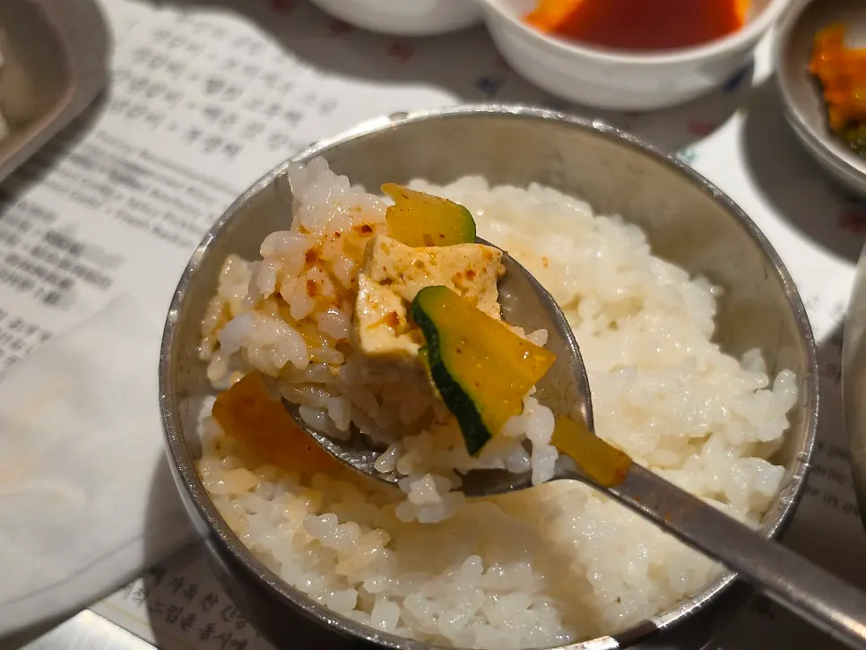 큼직한 꽃게가 들어간 된장찌개 속