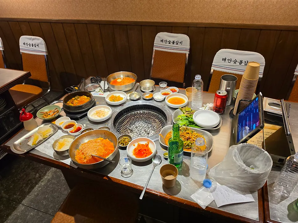 식사를 마친 테이블 위 빈 그릇들