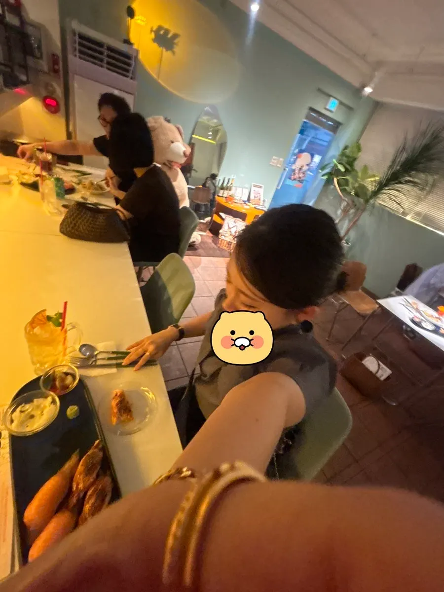 살몬브라더스 바 테이블 혼밥 인증샷