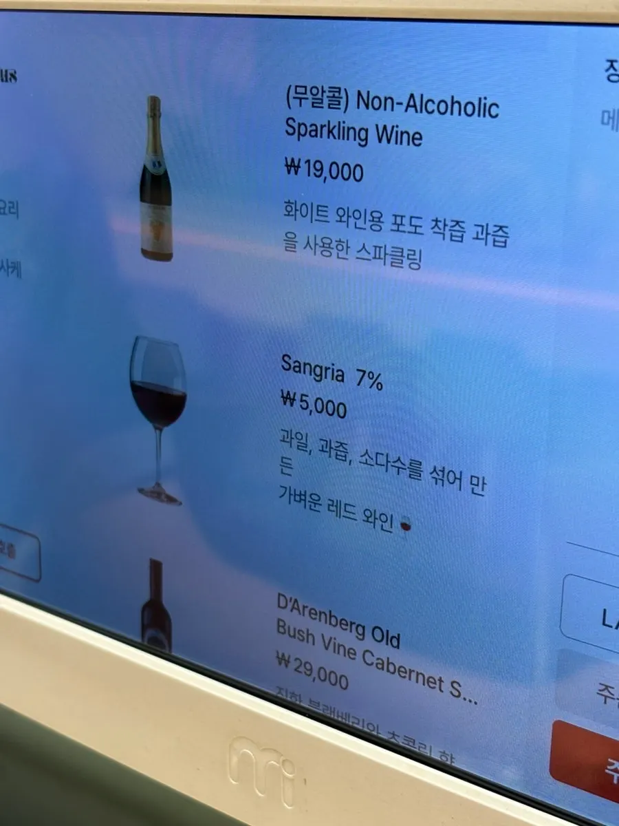 셀프로 준비된 물과 물티슈