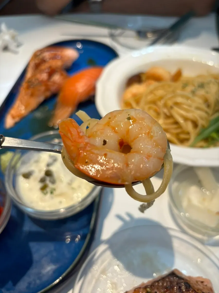 버섯과 새우, 루꼴라가 올라간 납작면 파스타