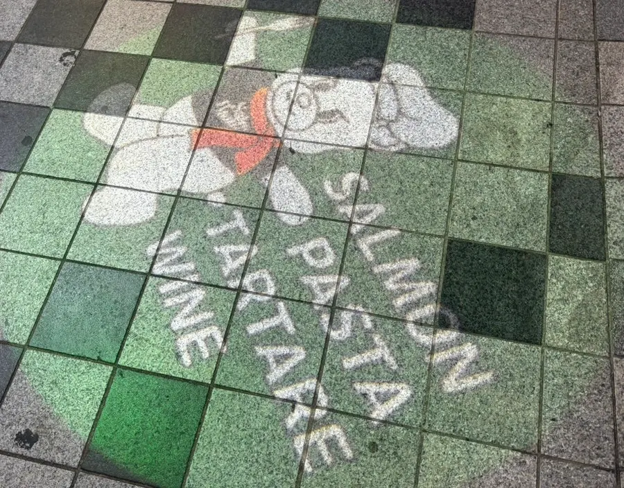 광안리 해수욕장 인근 살몬 브라더스 건물 외관