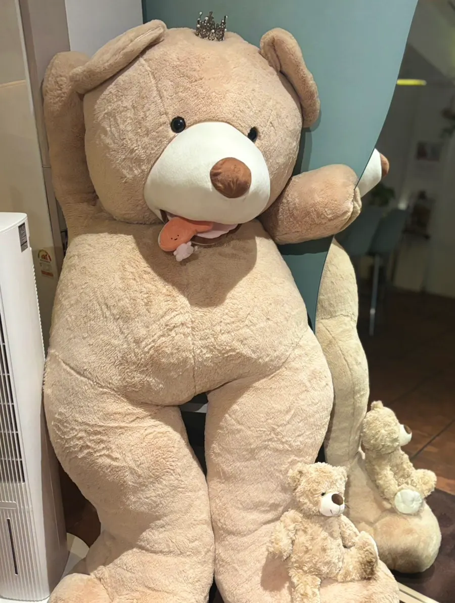 전신거울 옆에 놓인 곰돌이 인형