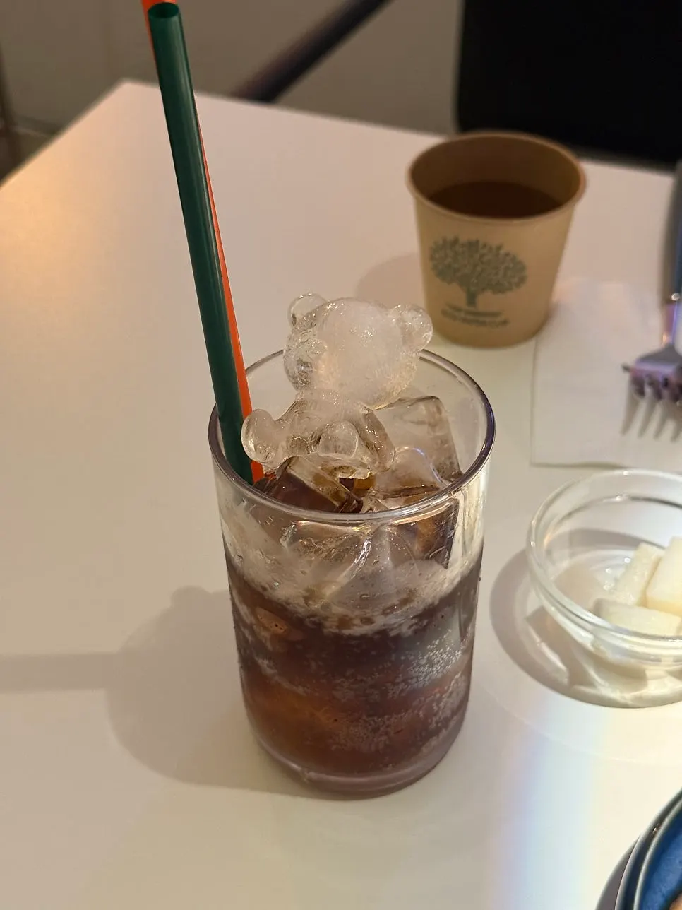 곰돌이 얼음이 들어간 콜라 잔