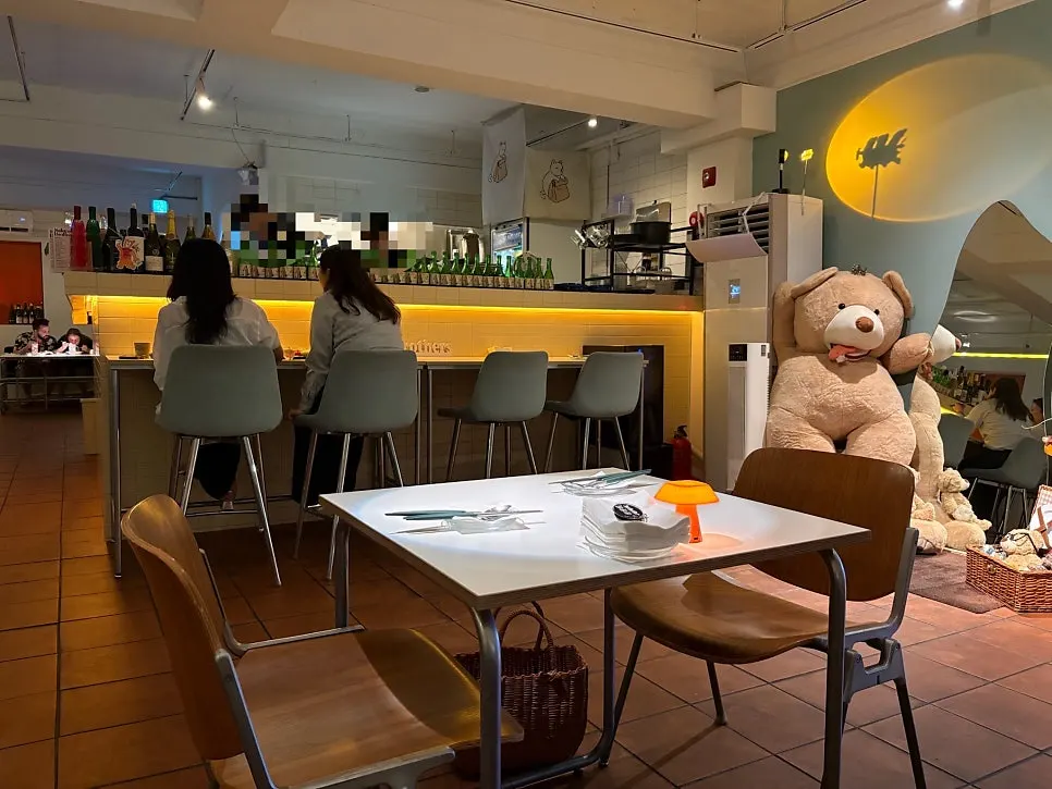 Table seating at Salmon Brothers