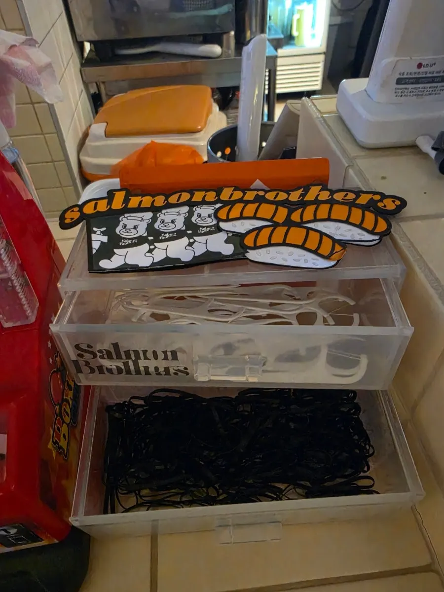 고무줄과 치실이 준비된 테이블 비품