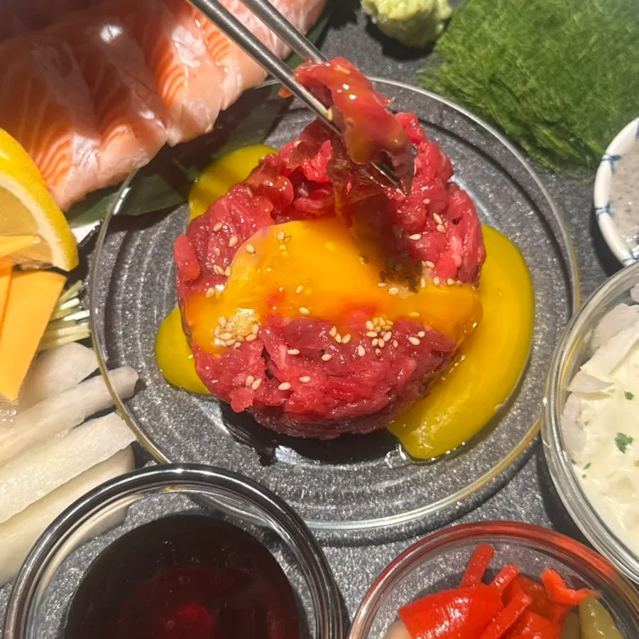 Salmon, beef tartare, and drinks pairing in Gwangalli