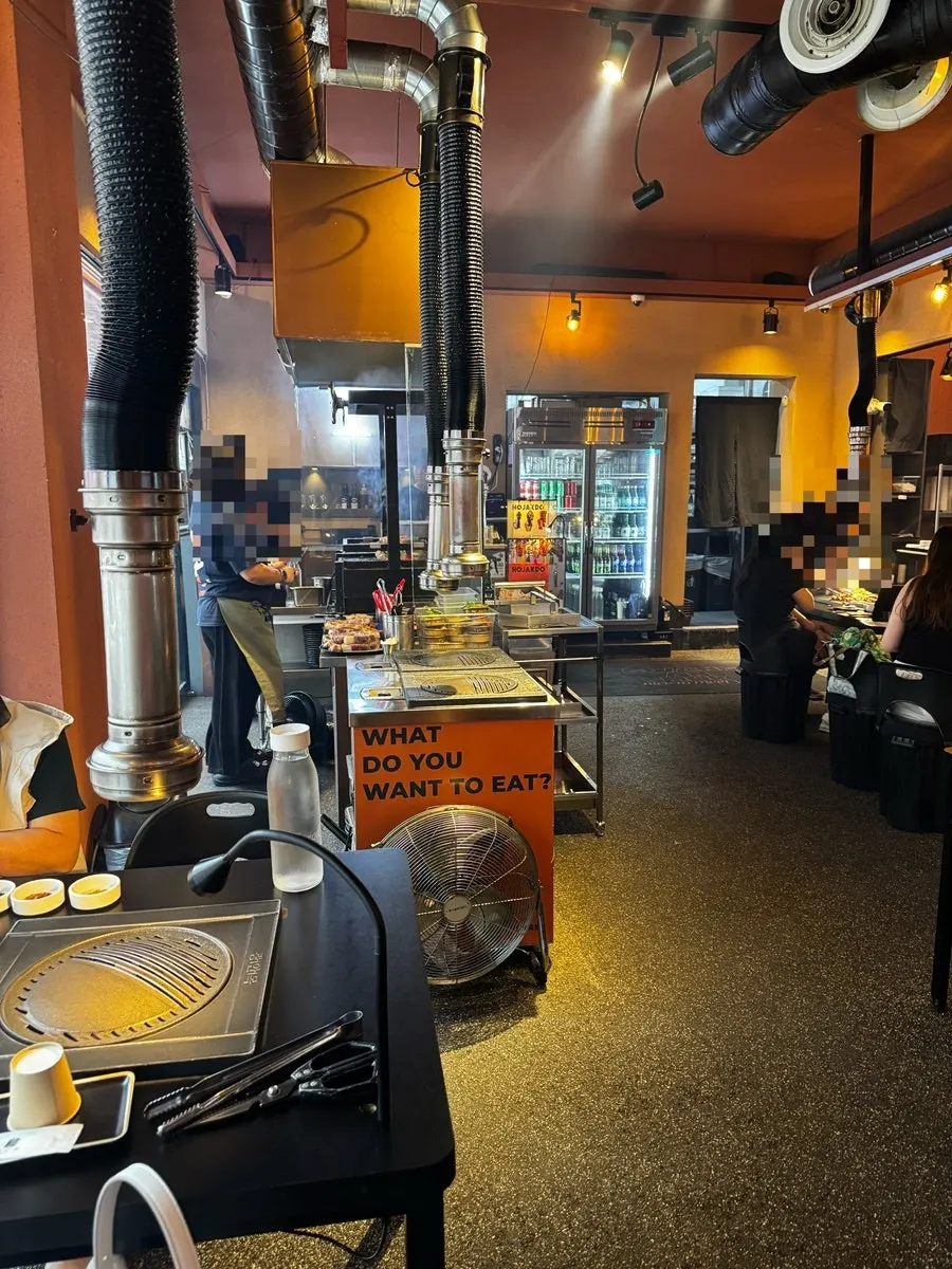 Self-bar for refilling side dishes and lettuce wraps
