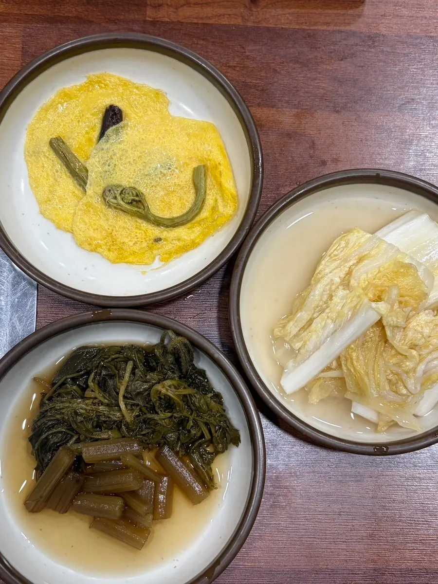 명승제주생고기 밑반찬 접시들