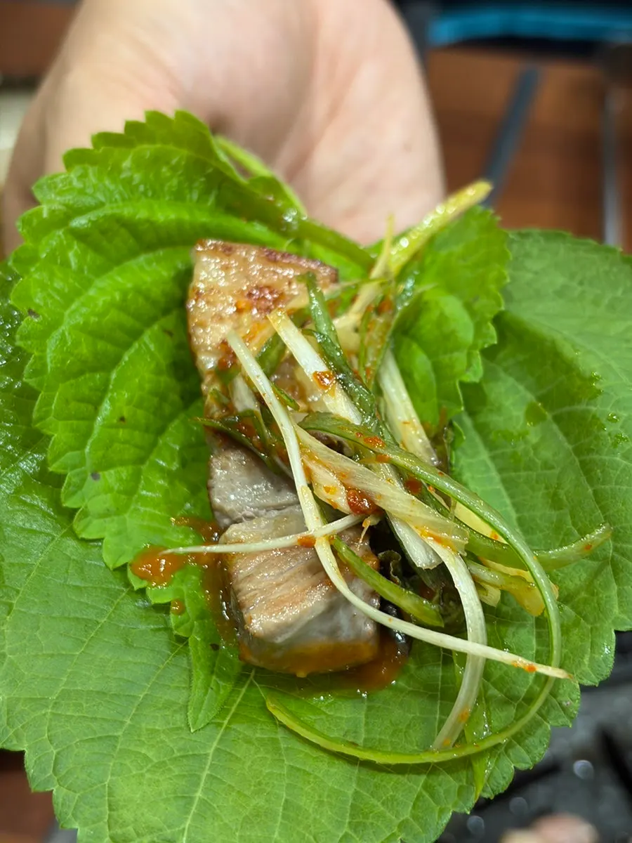 고기와 파절이를 올린 깻잎쌈