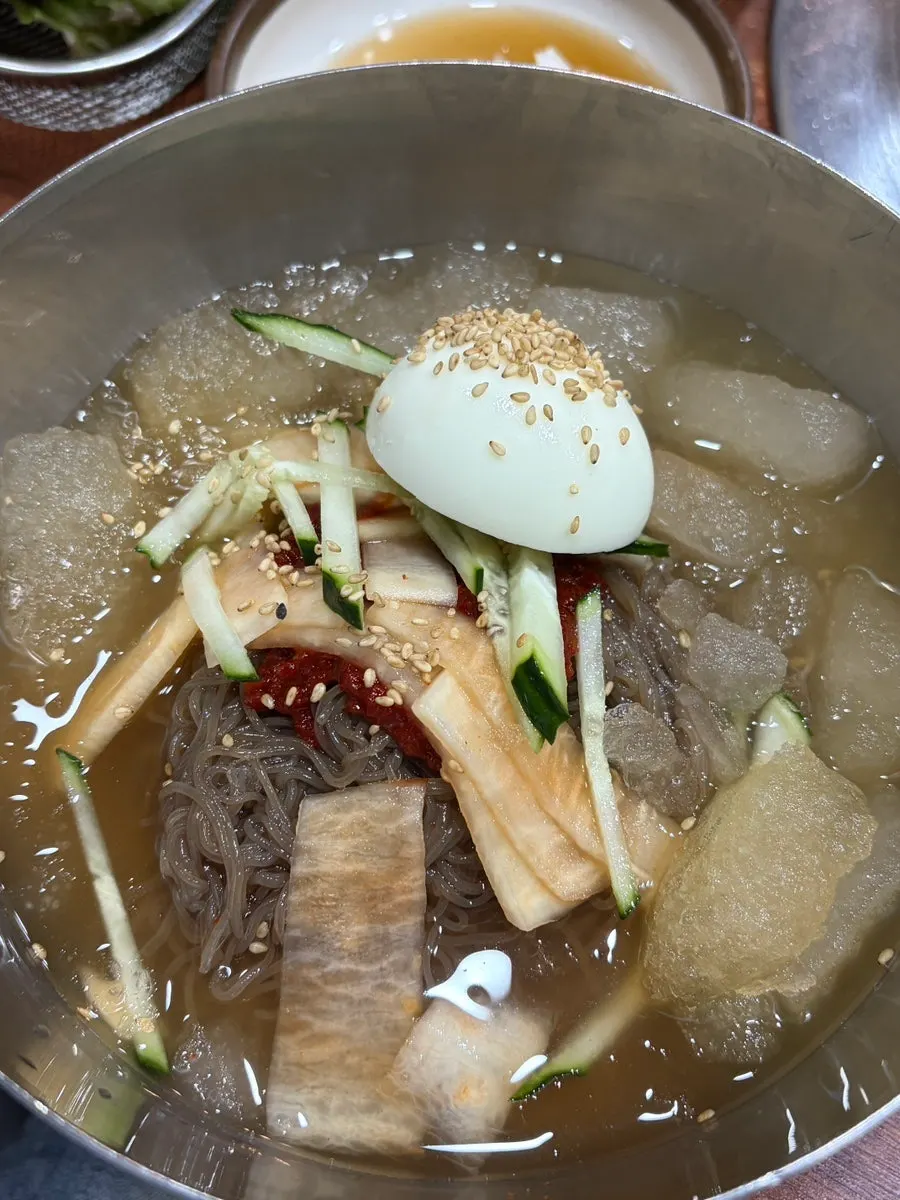 비빔과 물냉면 반반 느낌의 냉면